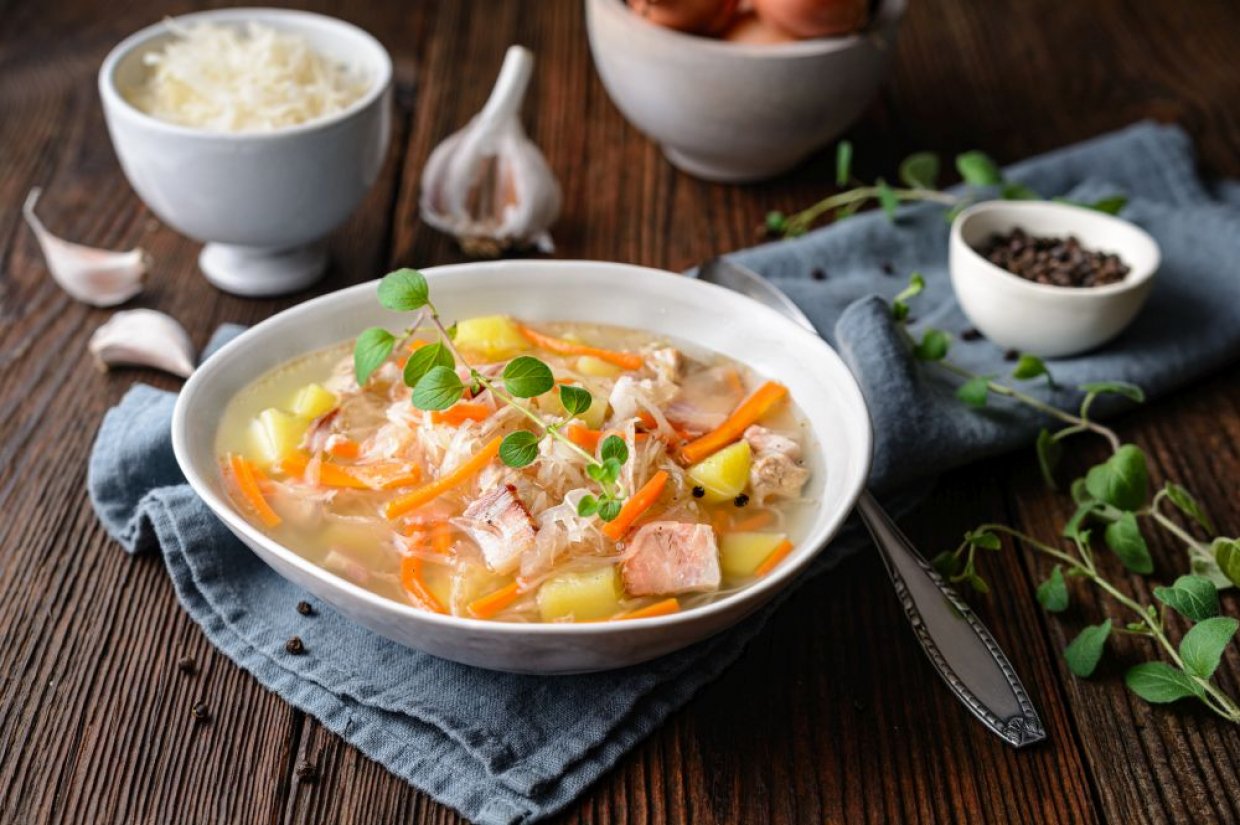 Польский капустняк со свининой, беконом и овощами Польский капустняк со свининой, беконом и овощами