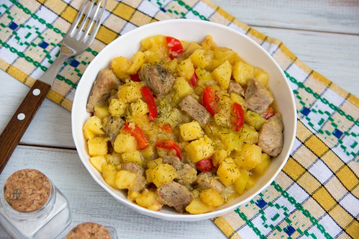 Индейка, жаренная с картошкой, цукини и болгарским перцем Индейка, жаренная с картошкой, цукини и болгарским перцем