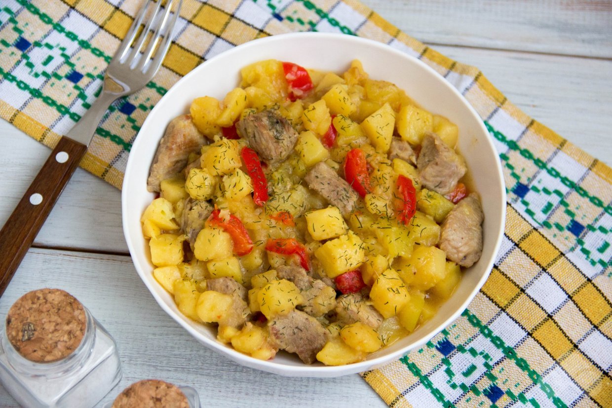 Индейка, жаренная с картошкой, цукини и болгарским перцем
