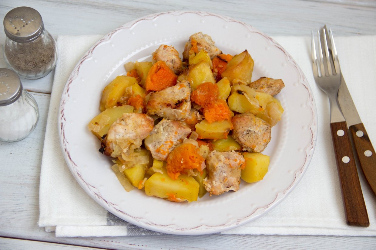 Рагу из индейки, картофеля и тыквы в духовке Рагу из индейки, картофеля и тыквы в духовке