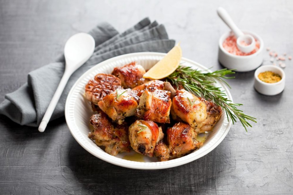 Кролик, запеченный с чесноком и прованскими травами Кролик, запеченный с чесноком и прованскими травами