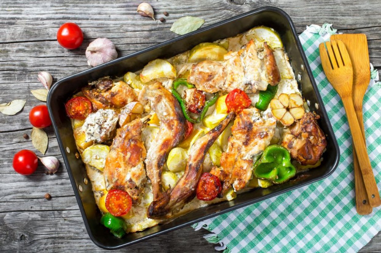 Кролик с овощами и сметаной в духовке Кролик с овощами и сметаной в духовке