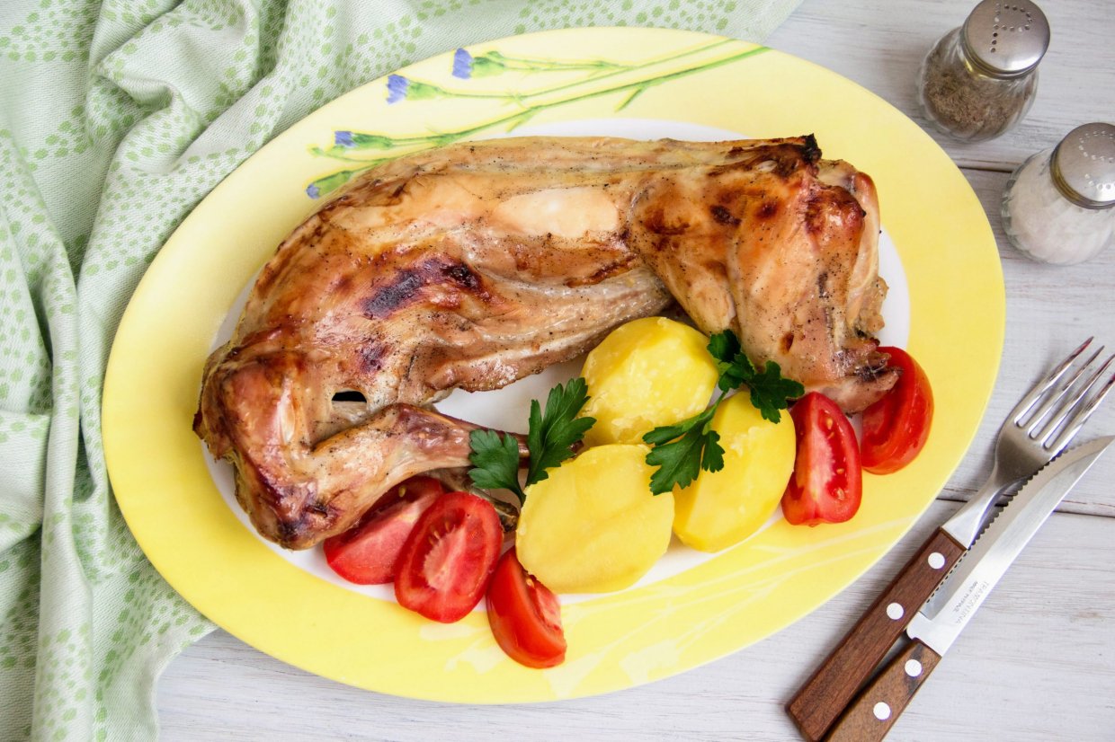 Кролик, запеченный целиком в духовке