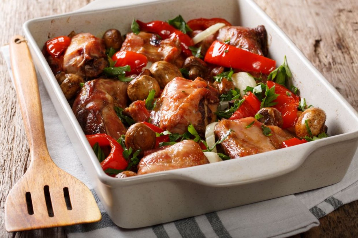 Кролик, запеченный с болгарским перцем, луком и шампиньонами Кролик, запеченный с болгарским перцем, луком и шампиньонами
