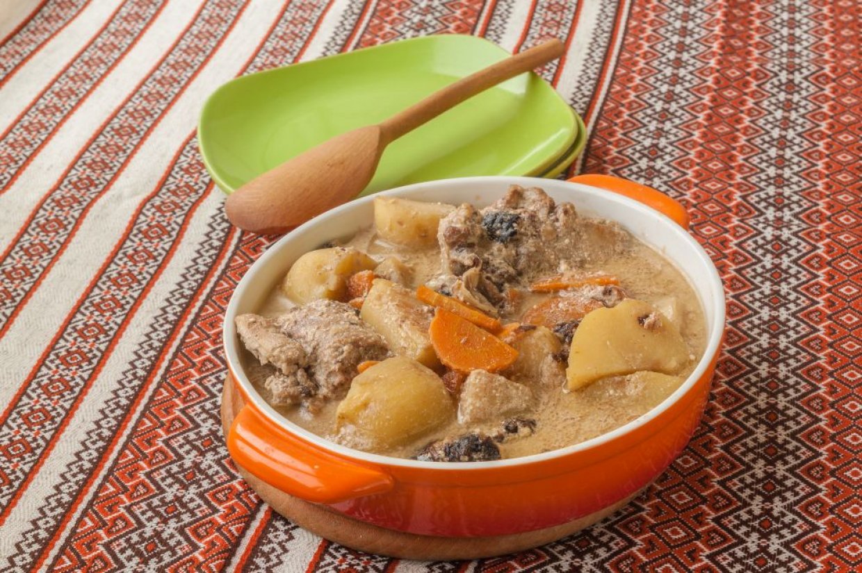 Кролик, тушенный с картошкой и черносливом Кролик, тушенный с картошкой и черносливом