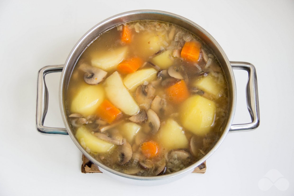 Овощной суп-пюре с шампиньонами и плавленым сыром – фото приготовления рецепта, шаг 2 Овощной суп-пюре с шампиньонами и плавленым сыром – фото приготовления рецепта, шаг 2