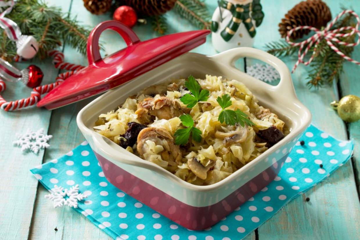 Кролик, тушенный с черносливом, капустой и шампиньонами