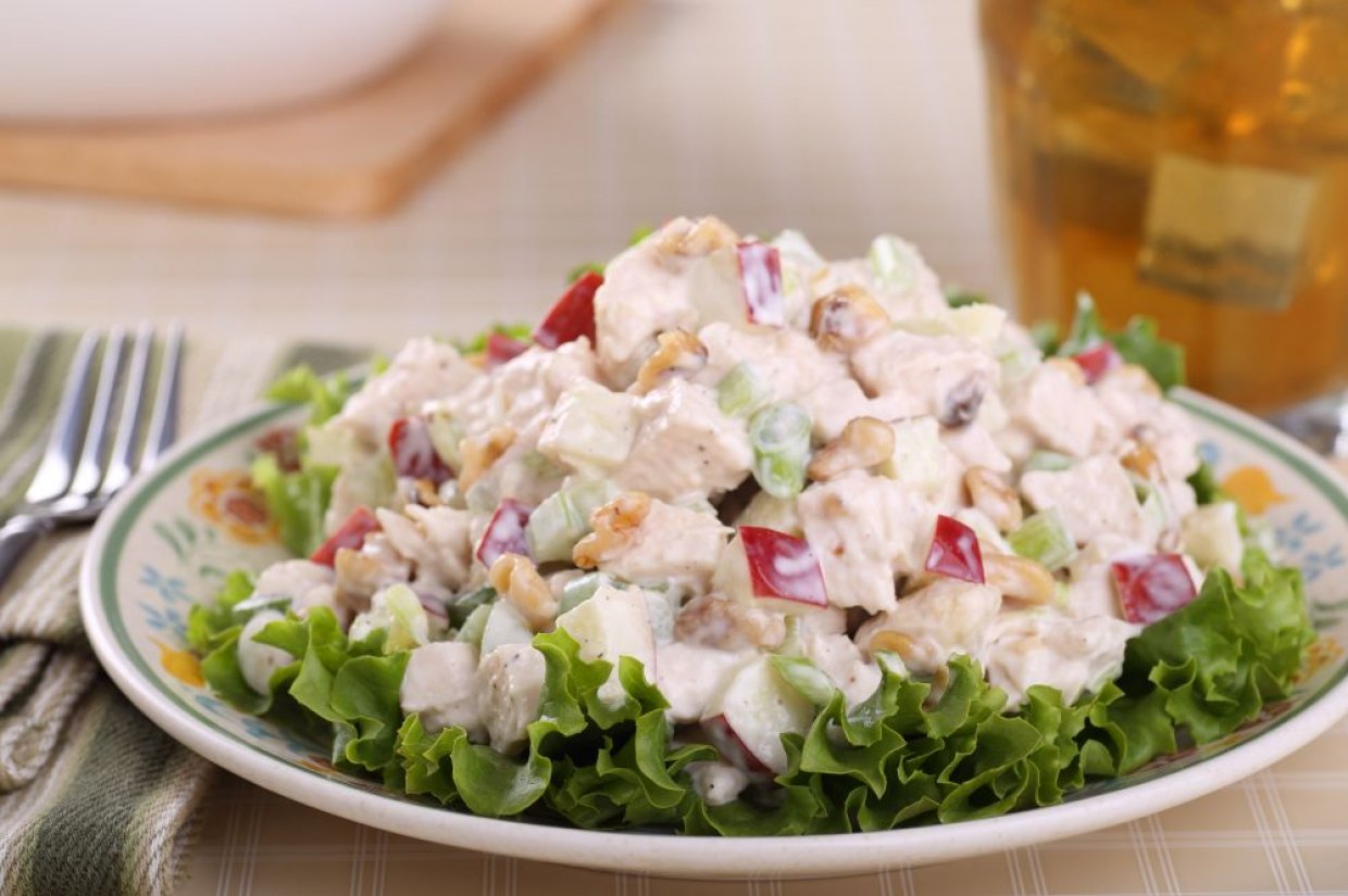 Салат из кролика, кукурузы, яблок и зеленого лука Салат из кролика, кукурузы, яблок и зеленого лука