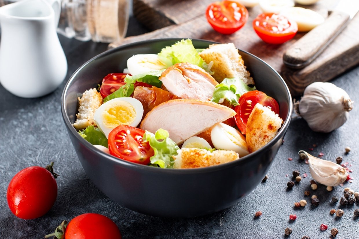 Салат с копченой курицей, перепелиными яйцами и сухариками Салат с копченой курицей, перепелиными яйцами и сухариками