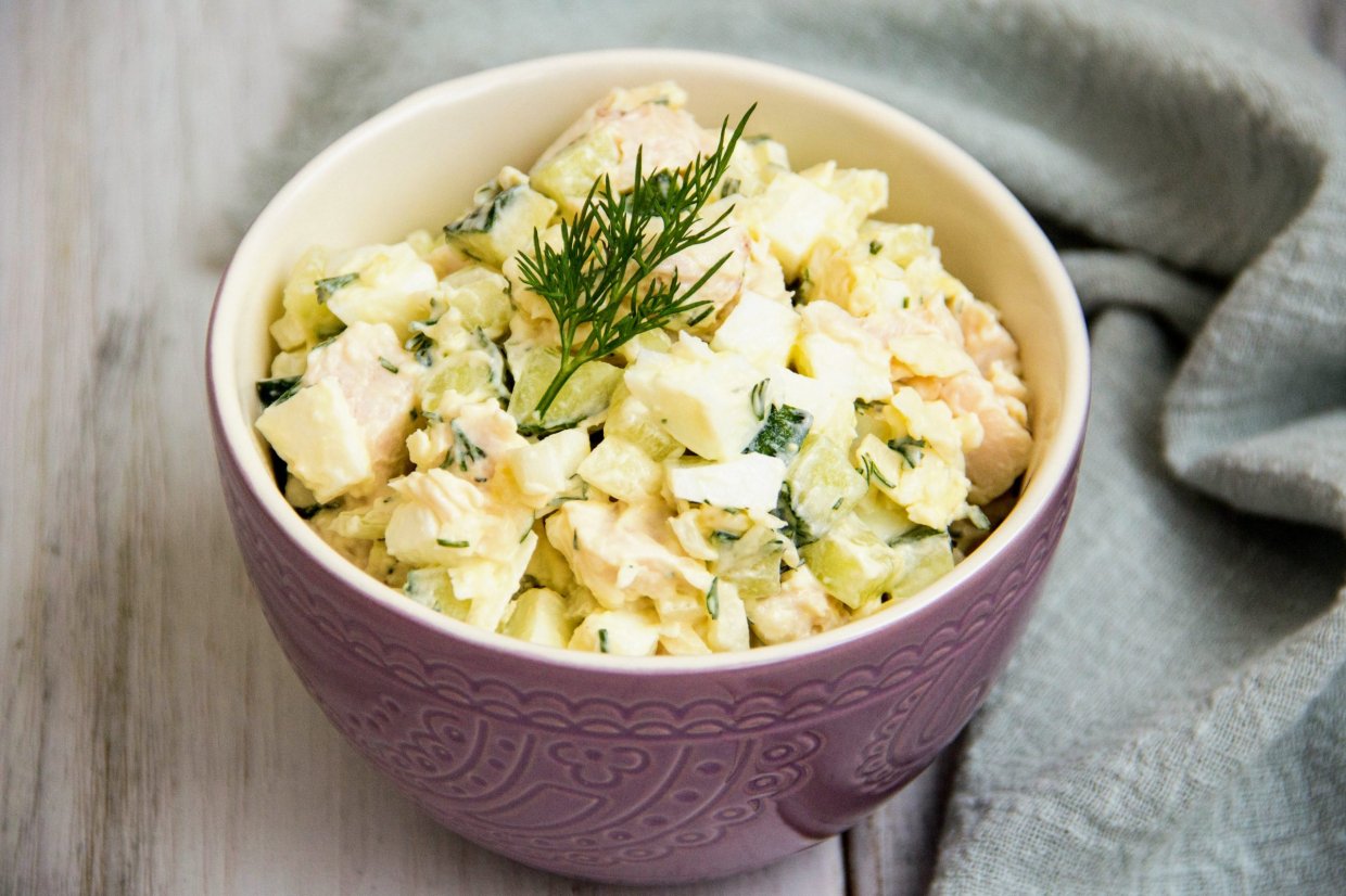 Салат с копченой курицей и свежими огурцами Салат с копченой курицей и свежими огурцами