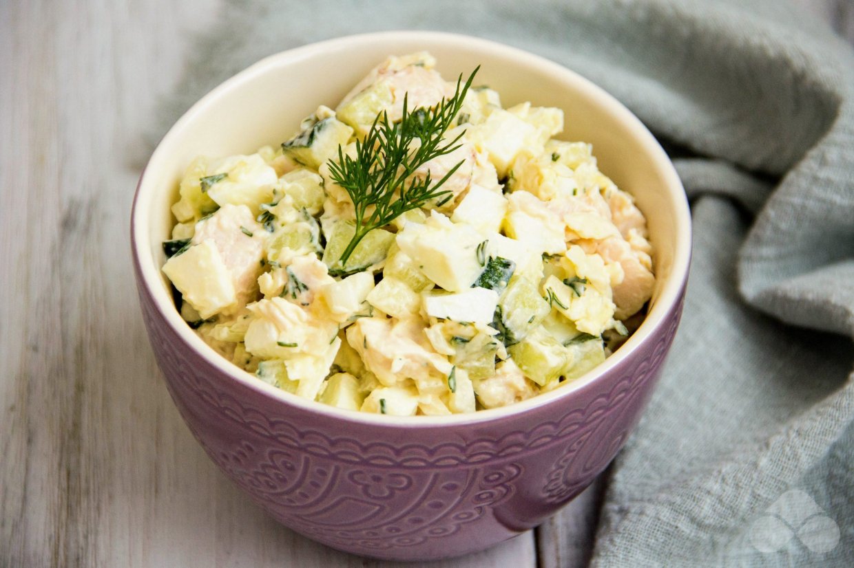 Салат с копченой курицей и свежими огурцами