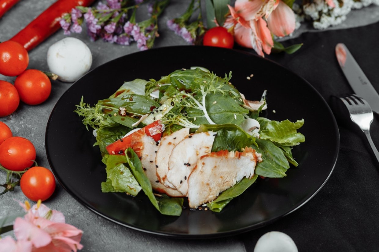 Салат с копченой курицей и зеленью Салат с копченой курицей и зеленью