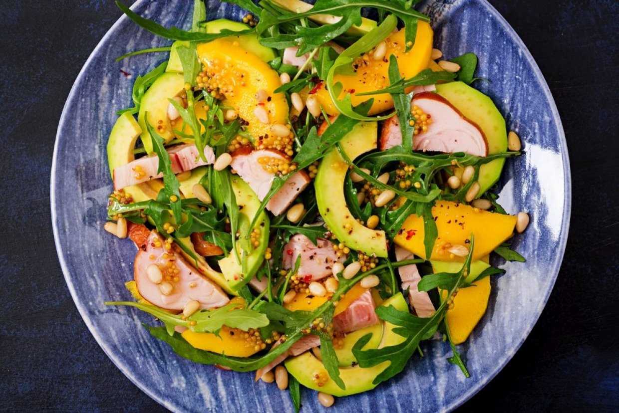 Салат с манго, авокадо и копченой курицей Салат с манго, авокадо и копченой курицей