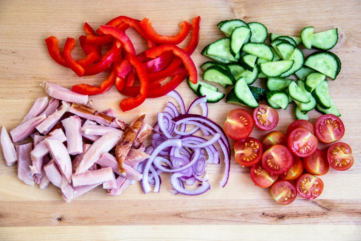 Салат с макаронами и копченой курицей – фото приготовления рецепта, шаг 2