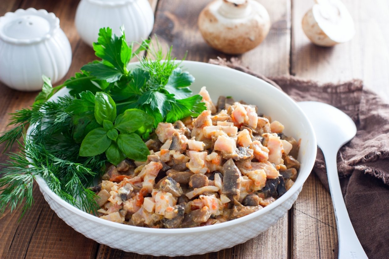 Салат с копченой курицей и жареными шампиньонами Салат с копченой курицей и жареными шампиньонами