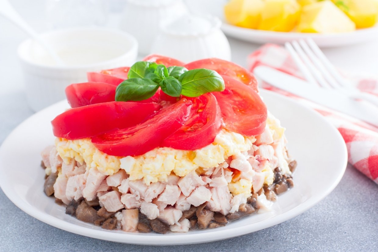 Салат с грибами, яйцами и копченой курицей Салат с грибами, яйцами и копченой курицей