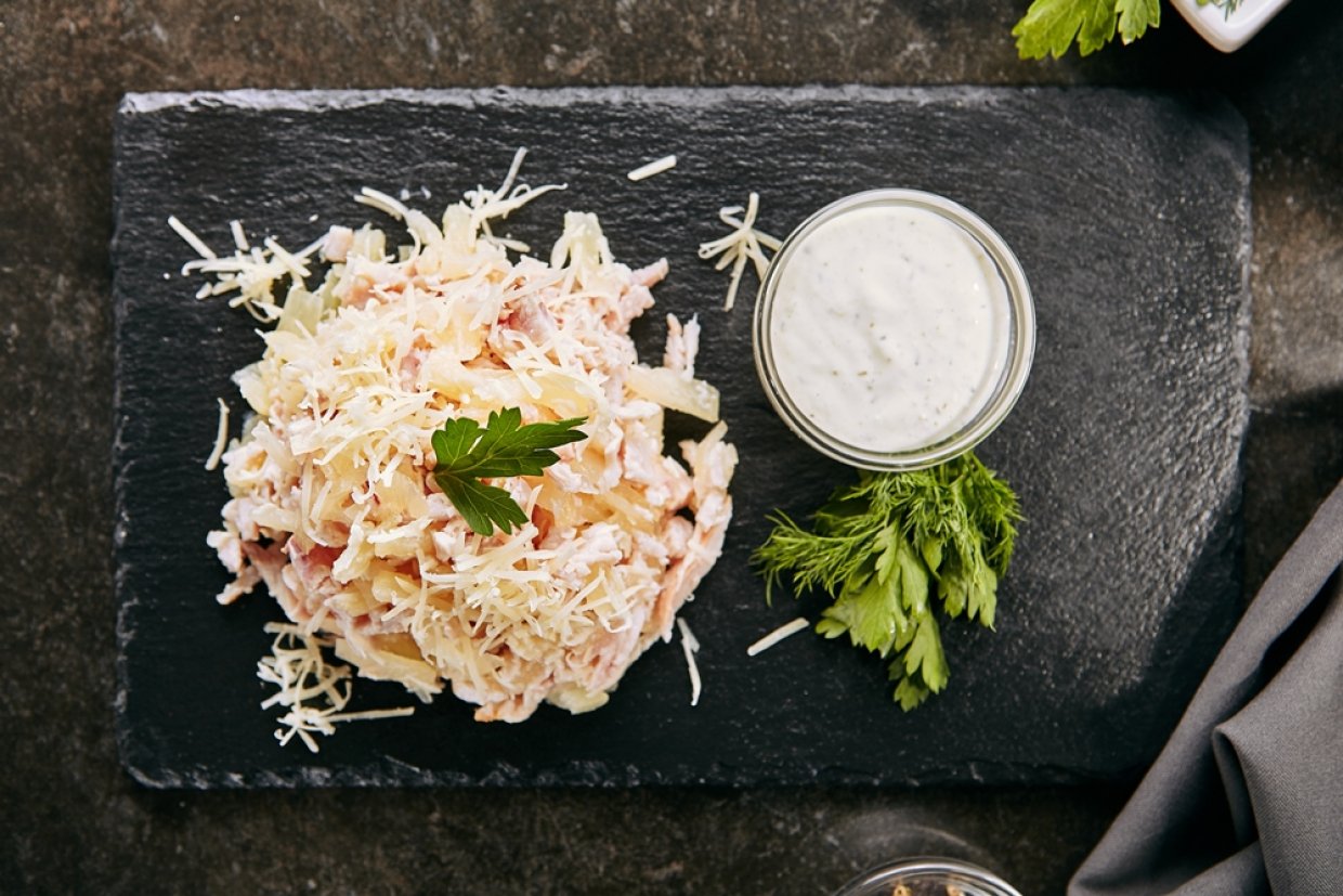 Салат с ананасами, сыром и копченой курицей Салат с ананасами, сыром и копченой курицей