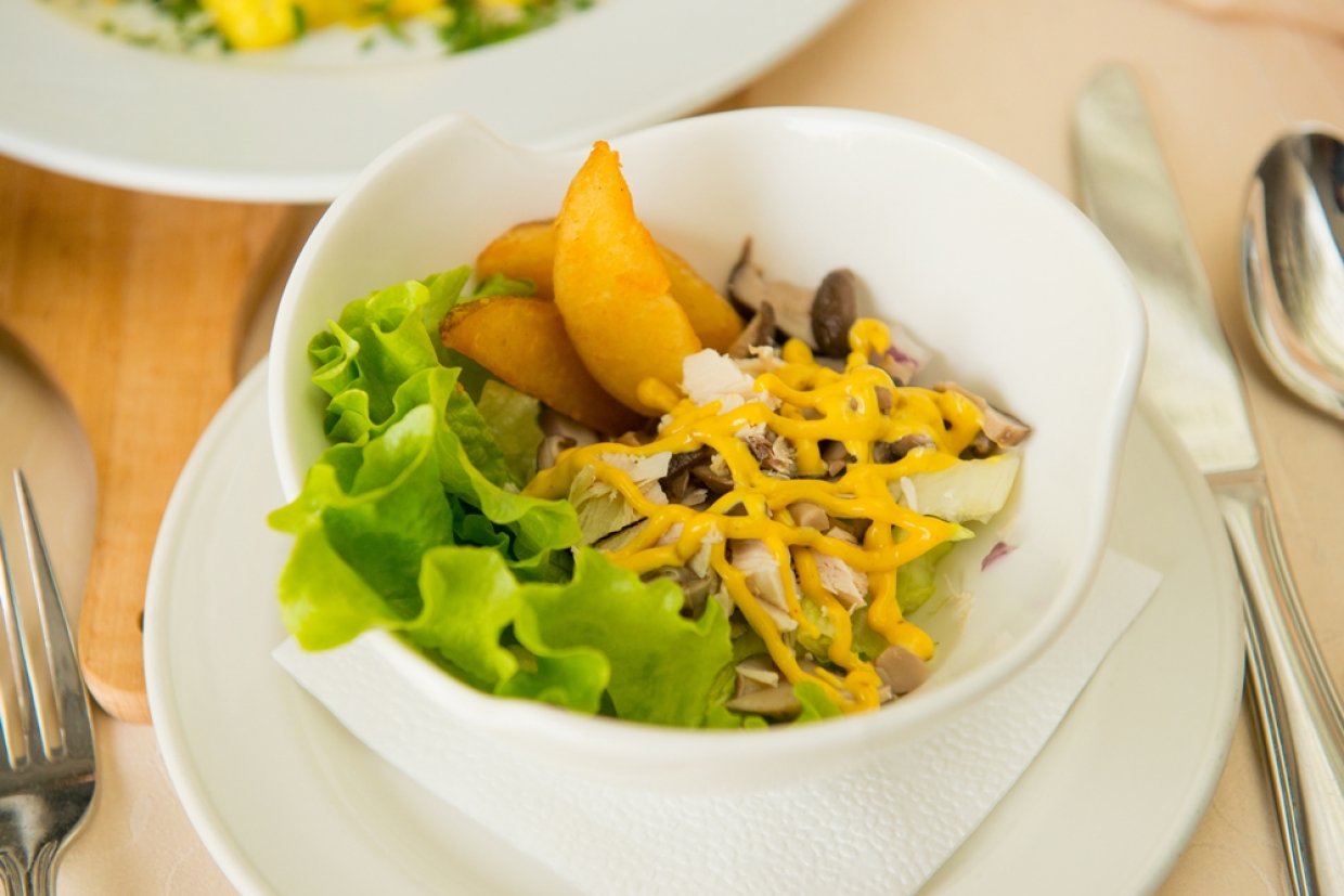 Салат с картофелем и копченой курицей Салат с картофелем и копченой курицей