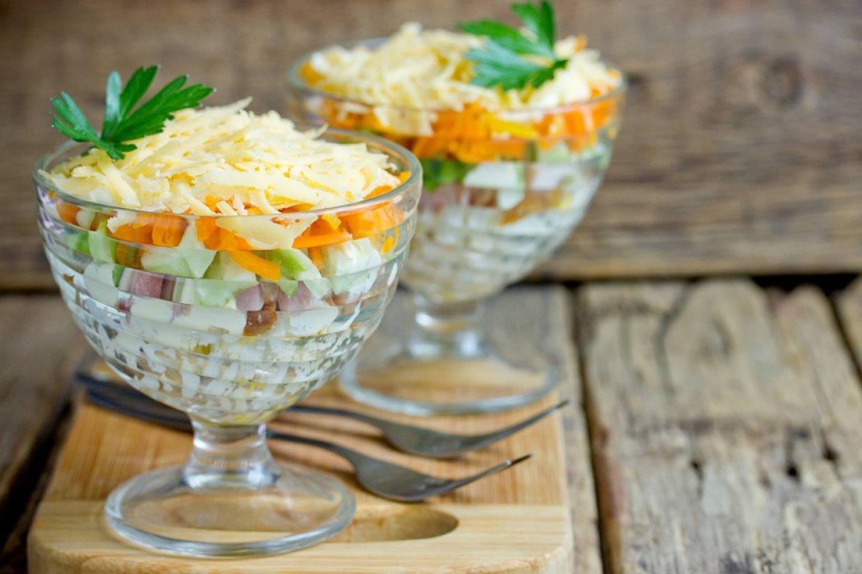 Коктейльный салат с копченой курицей, яйцами и яблоками Коктейльный салат с копченой курицей, яйцами и яблоками
