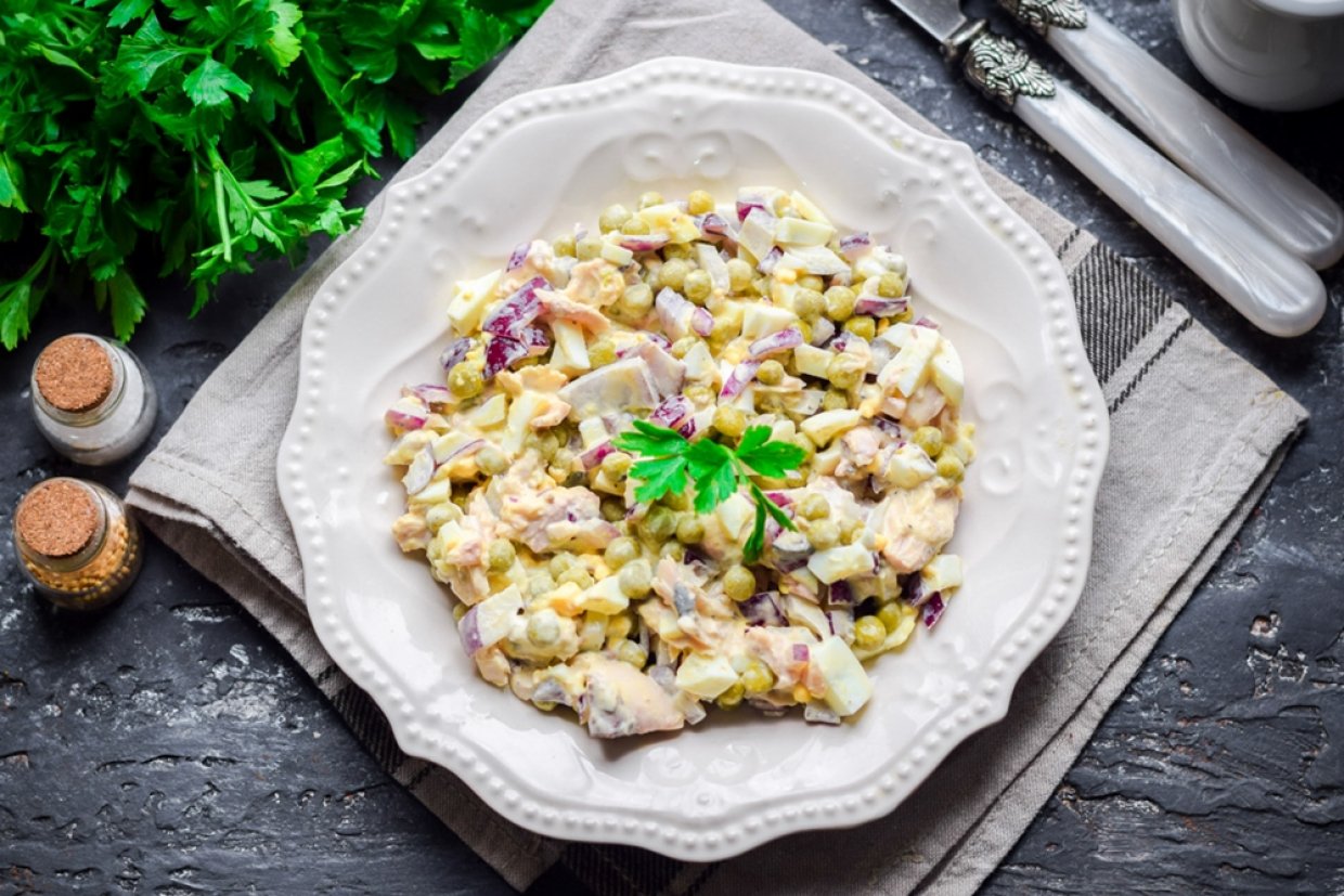 Салат с копченой курицей, горошком и фиолетовым луком Салат с копченой курицей, горошком и фиолетовым луком