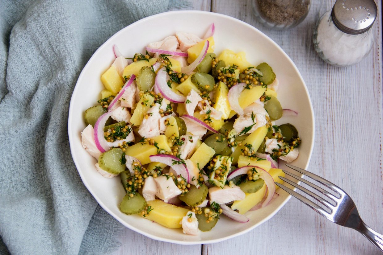 Салат с картофелем, маринованными огурцами и копченой курицей Салат с картофелем, маринованными огурцами и копченой курицей