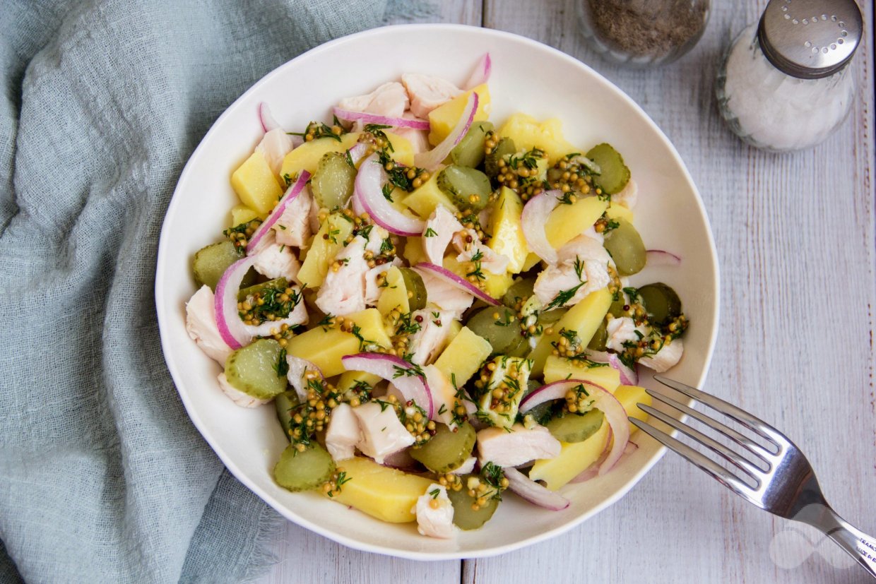 Салат с картофелем, маринованными огурцами и копченой курицей