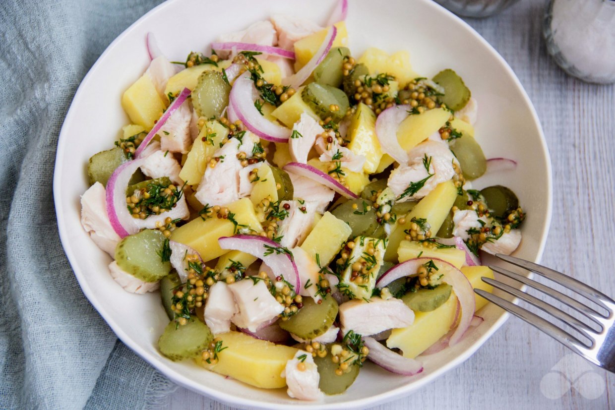 Салат с картофелем, маринованными огурцами и копченой курицей – фото приготовления рецепта, шаг 4