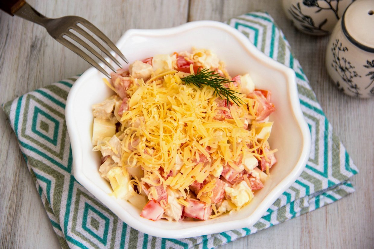 Салат с помидорами и копченой курицей Салат с помидорами и копченой курицей
