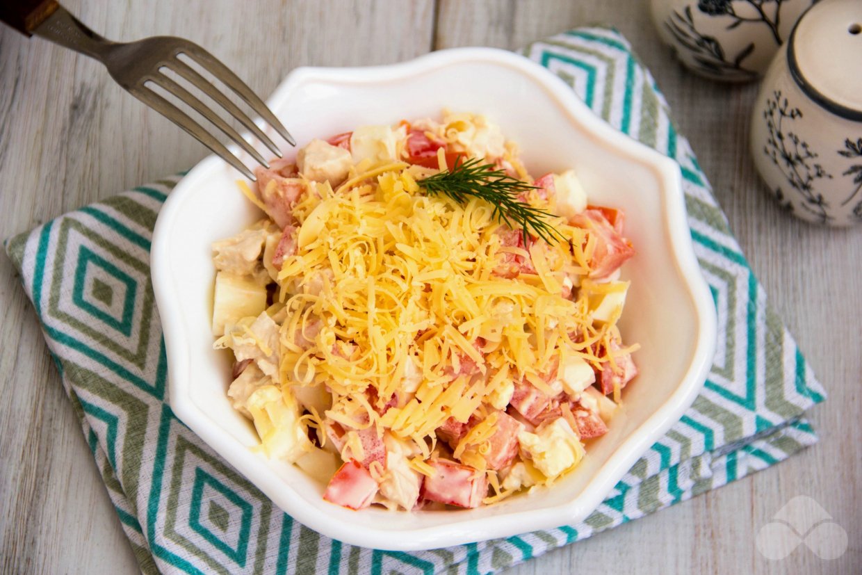 Салат с помидорами и копченой курицей
