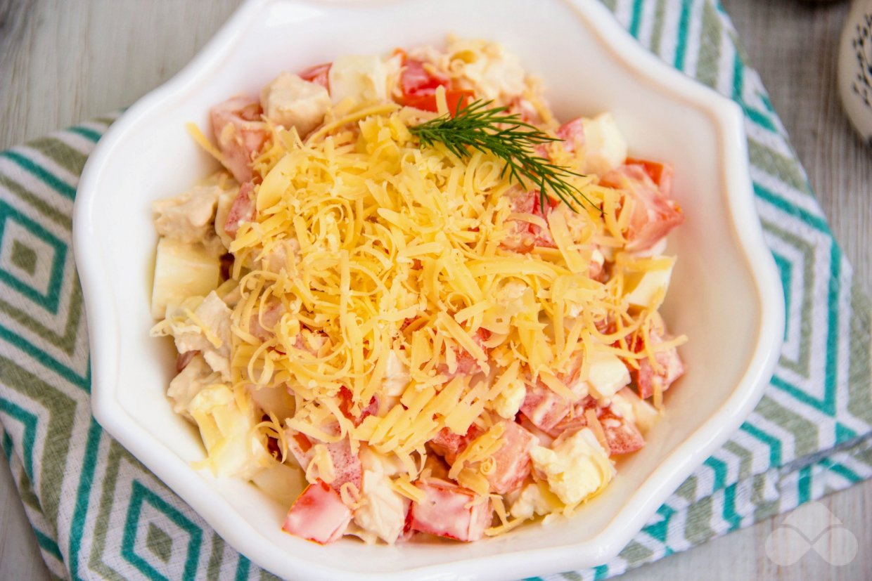 Салат с помидорами и копченой курицей – фото приготовления рецепта, шаг 3
