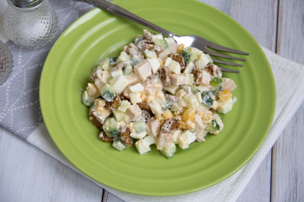 Салат с копченой курицей, кукурузой и сухариками Салат с копченой курицей, кукурузой и сухариками