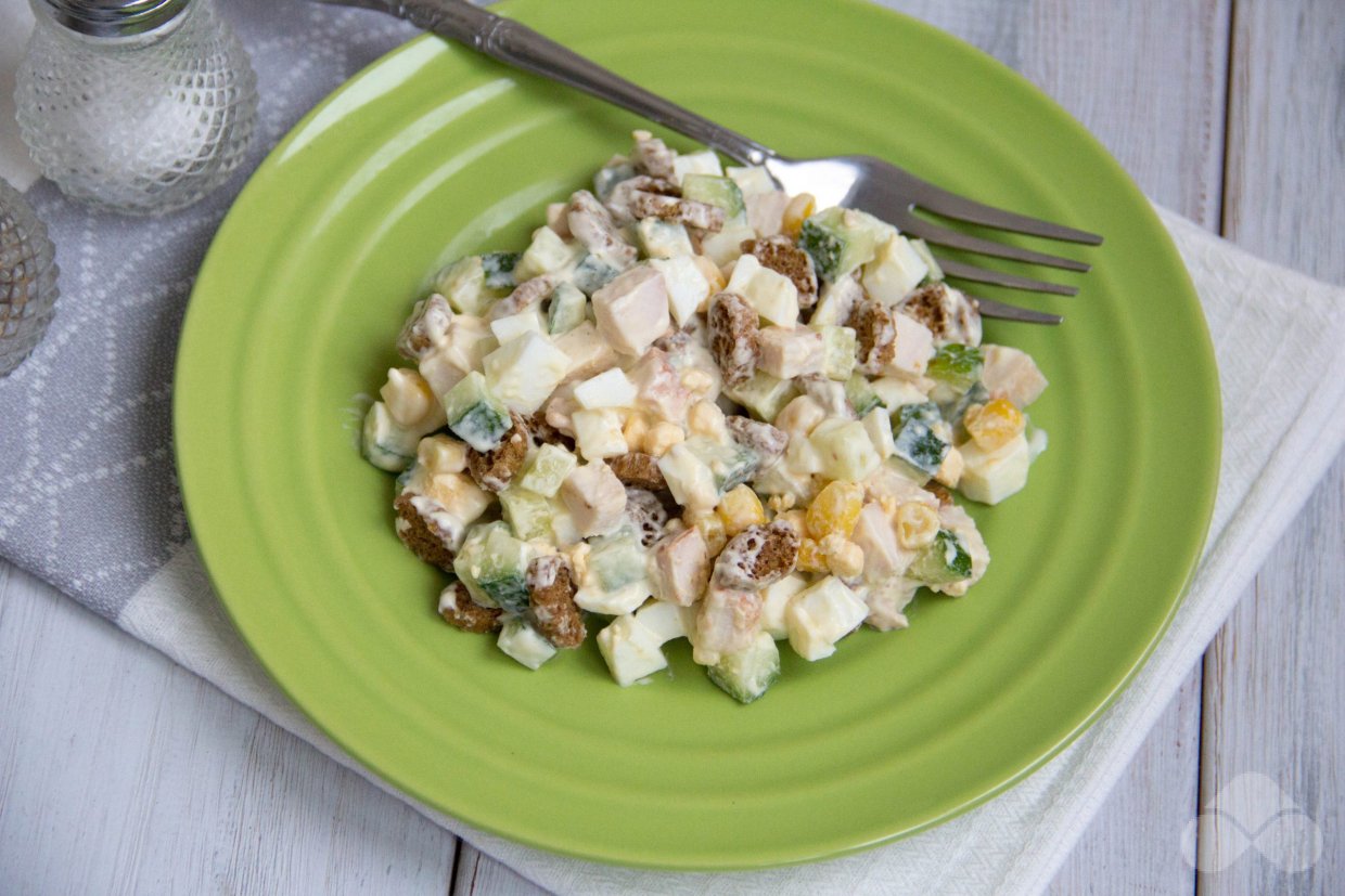 Салат с копченой курицей, кукурузой и сухариками