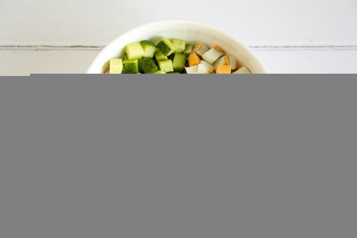 Салат с огурцами, кукурузой и копченой курицей – фото приготовления рецепта, шаг 1 Салат с огурцами, кукурузой и копченой курицей – фото приготовления рецепта, шаг 1