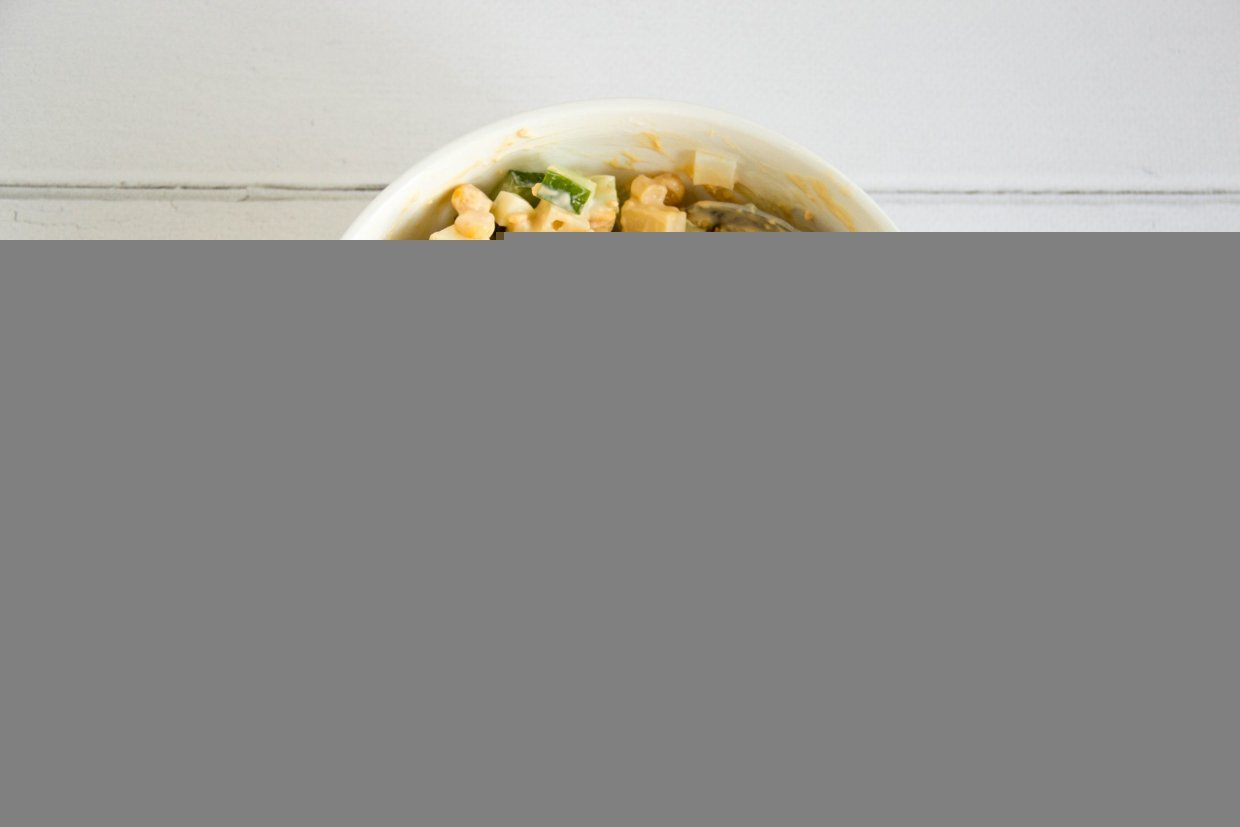 Салат с огурцами, кукурузой и копченой курицей – фото приготовления рецепта, шаг 2 Салат с огурцами, кукурузой и копченой курицей – фото приготовления рецепта, шаг 2