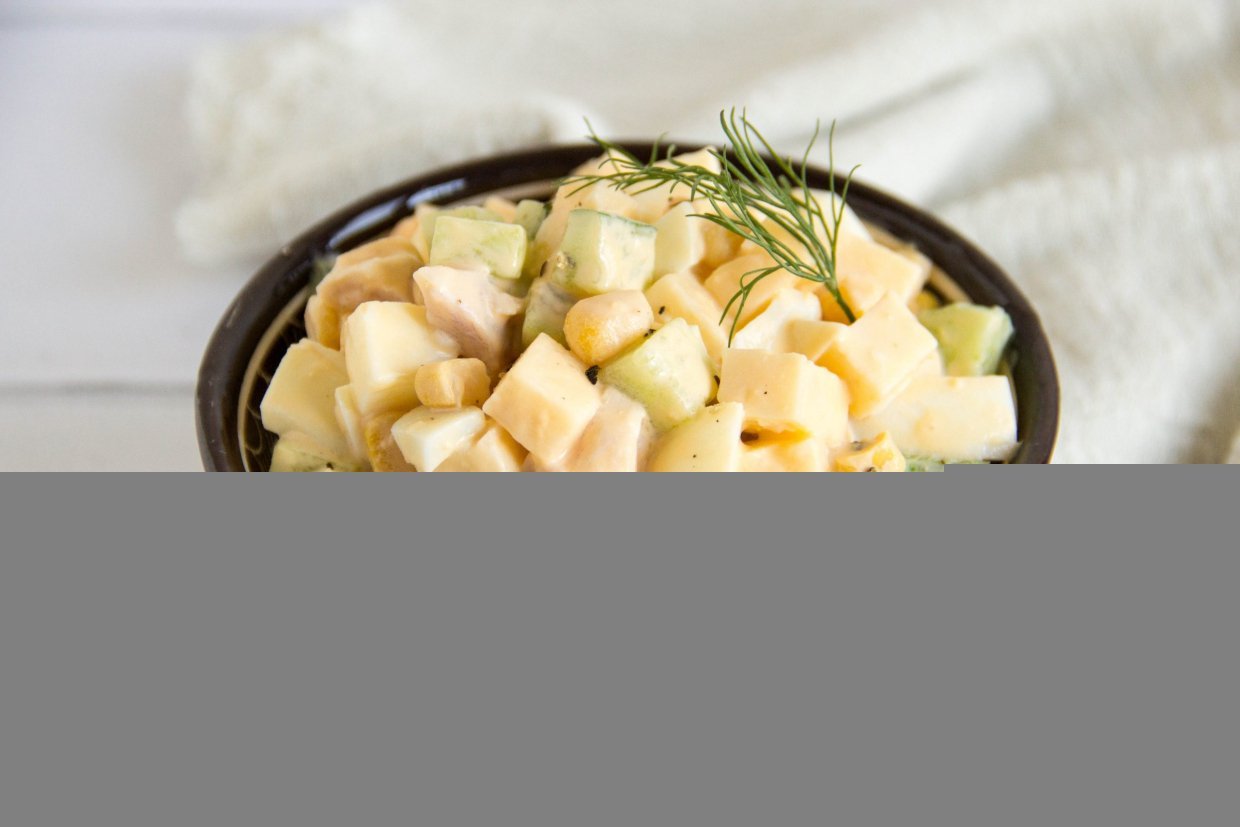 Салат с огурцами, кукурузой и копченой курицей – фото приготовления рецепта, шаг 3 Салат с огурцами, кукурузой и копченой курицей – фото приготовления рецепта, шаг 3