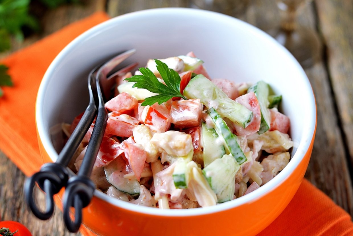 Салат с овощами, копченой курицей и йогуртом Салат с овощами, копченой курицей и йогуртом