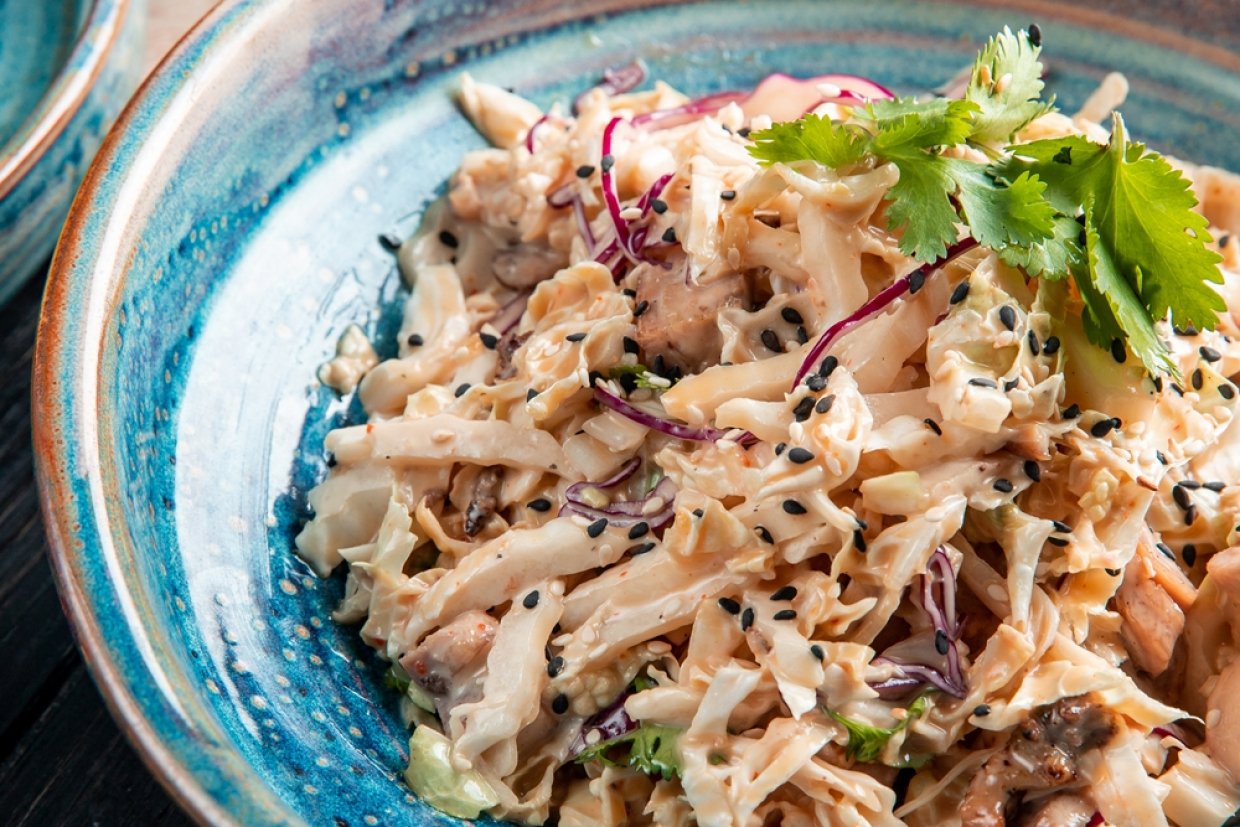Салат с морковью, капустой и копченой курицей Салат с морковью, капустой и копченой курицей