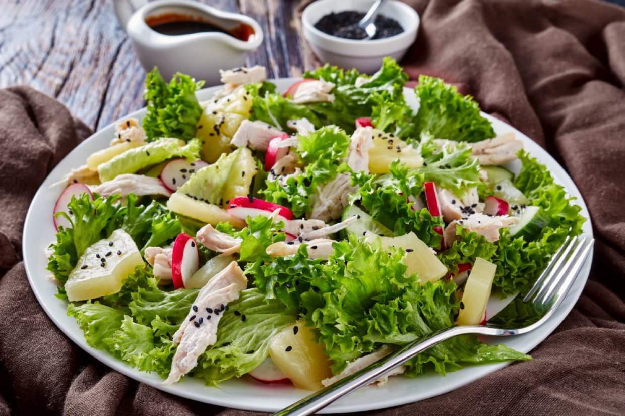 Салат с ананасом, курицей и редисом Салат с ананасом, курицей и редисом