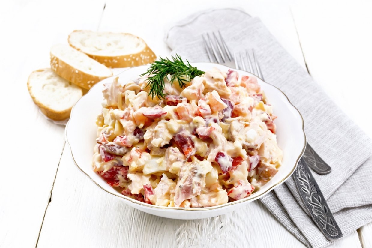 Салат с болгарским перцем, копченой курицей и виноградом Салат с болгарским перцем, копченой курицей и виноградом