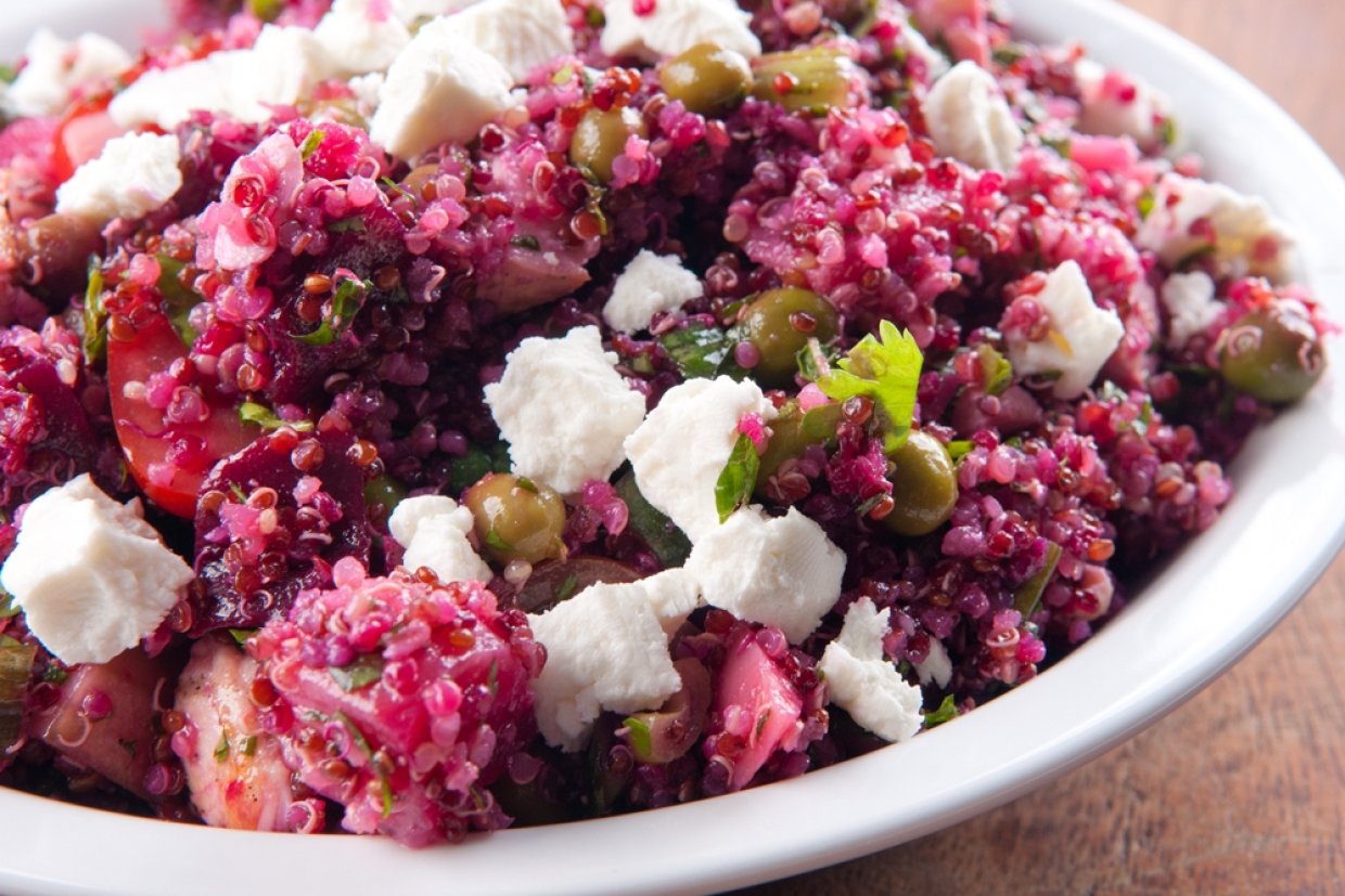 Салат со свеклой, копченой курицей и киноа Салат со свеклой, копченой курицей и киноа