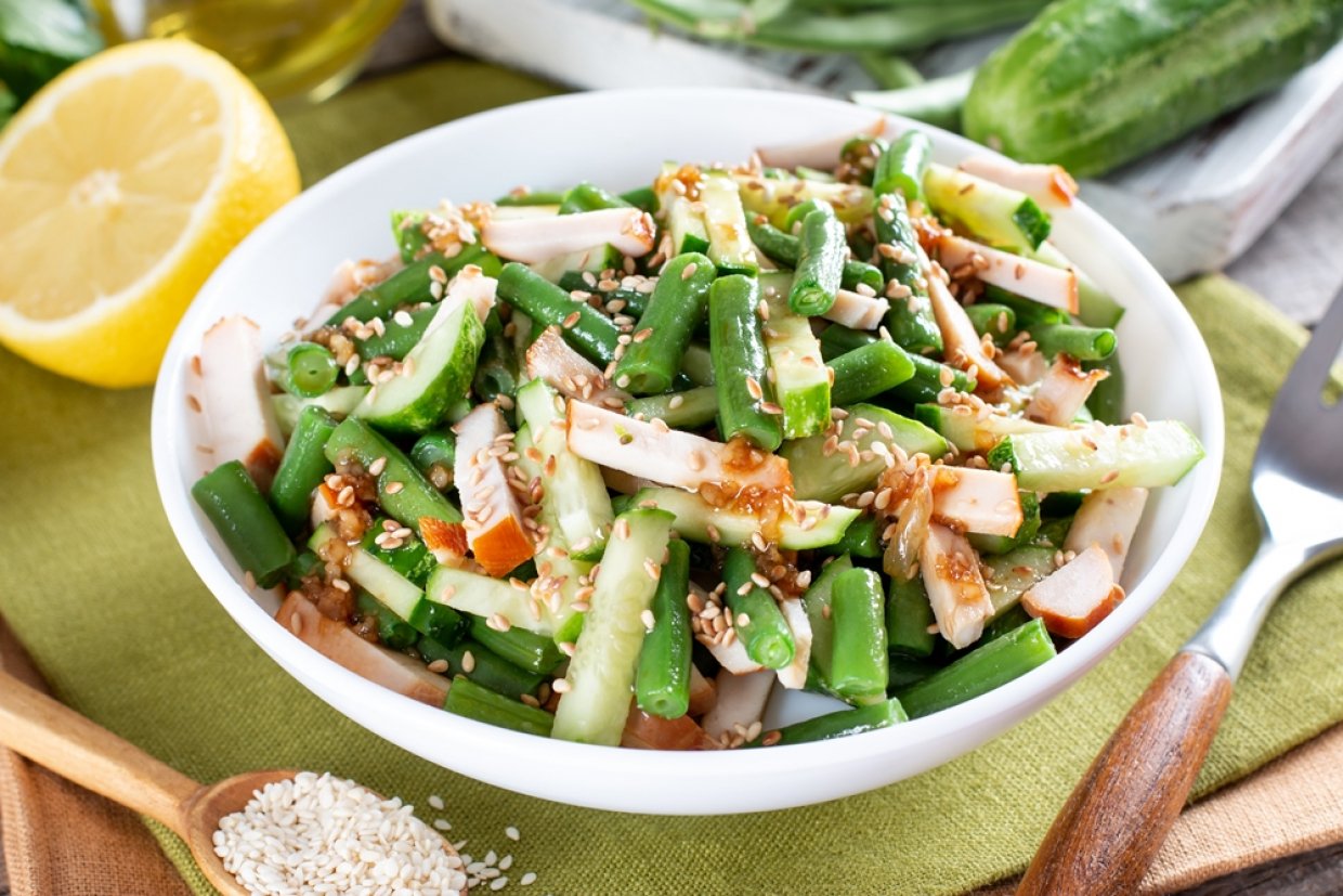 Салат с копченой курицей и стручковой фасолью Салат с копченой курицей и стручковой фасолью