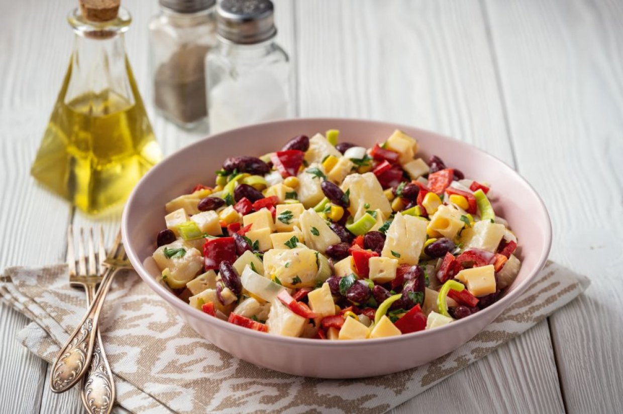 Салат с ананасом, красной фасолью и болгарским перцем Салат с ананасом, красной фасолью и болгарским перцем
