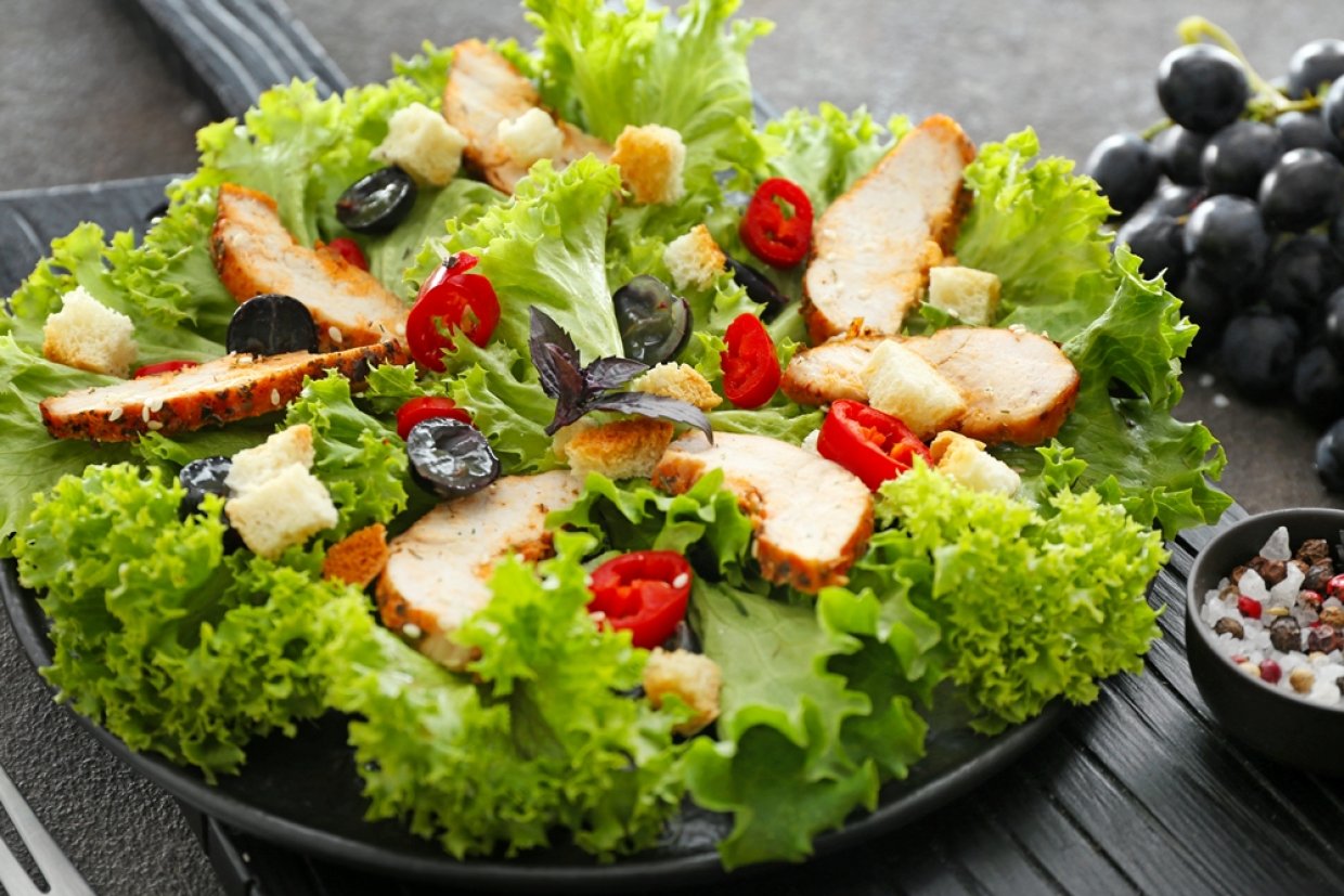 Салат с копченой курицей, острым перцем и виноградом Салат с копченой курицей, острым перцем и виноградом