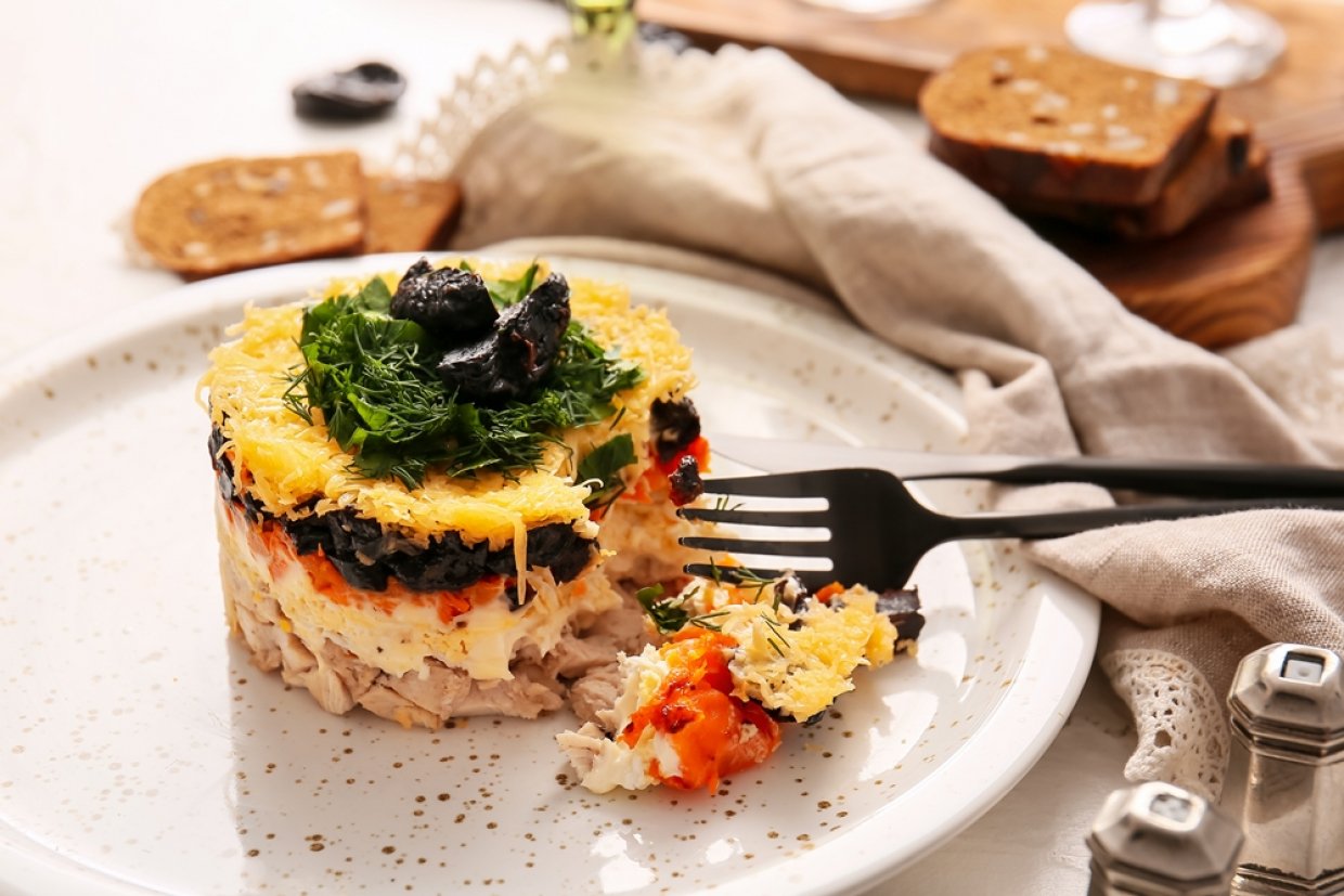 Слоеный салат с копченой курицей и черносливом Слоеный салат с копченой курицей и черносливом
