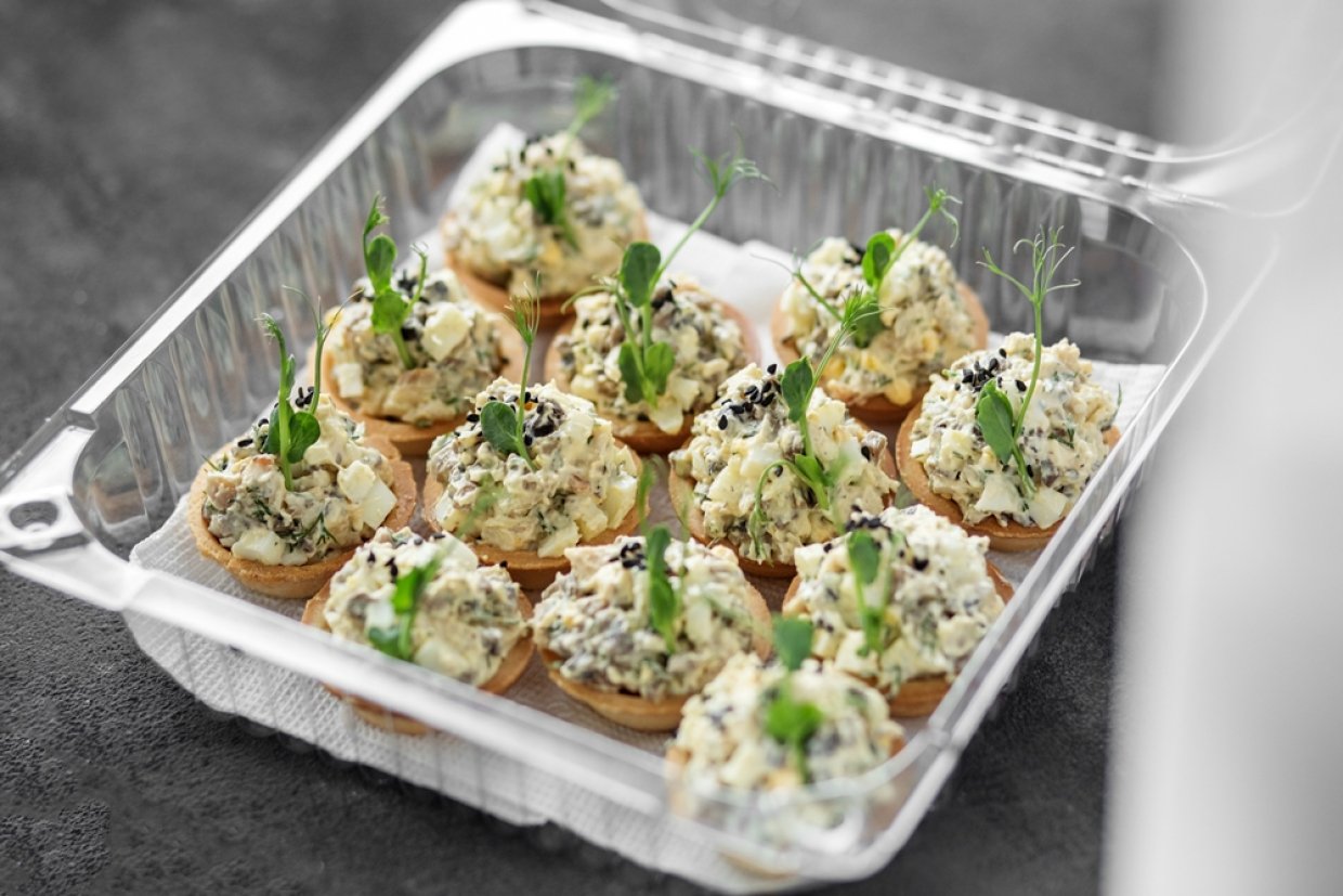 Салат с копченой курицей, зеленью и сыром Салат с копченой курицей, зеленью и сыром