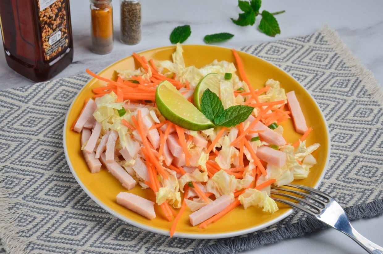 Салат с капустой и копченой курицей Салат с капустой и копченой курицей