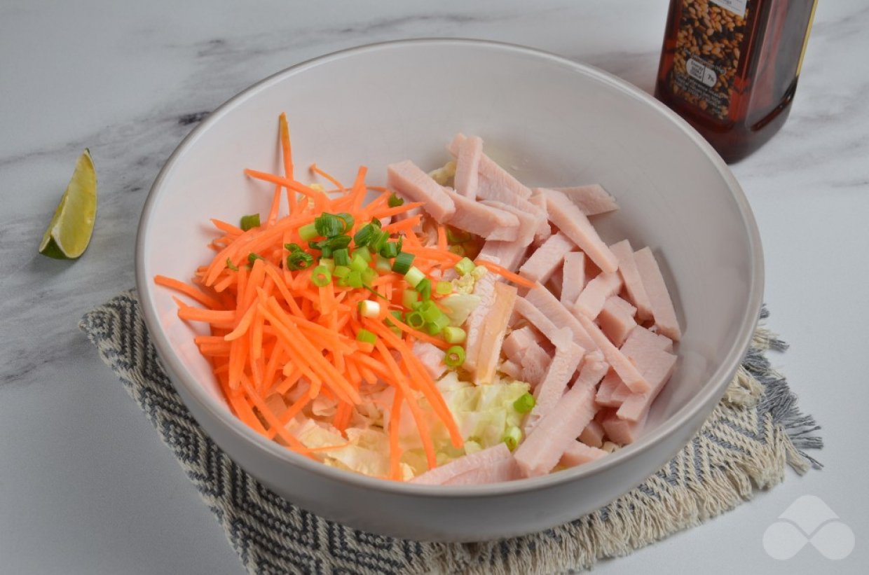 Салат с капустой и копченой курицей – фото приготовления рецепта, шаг 2