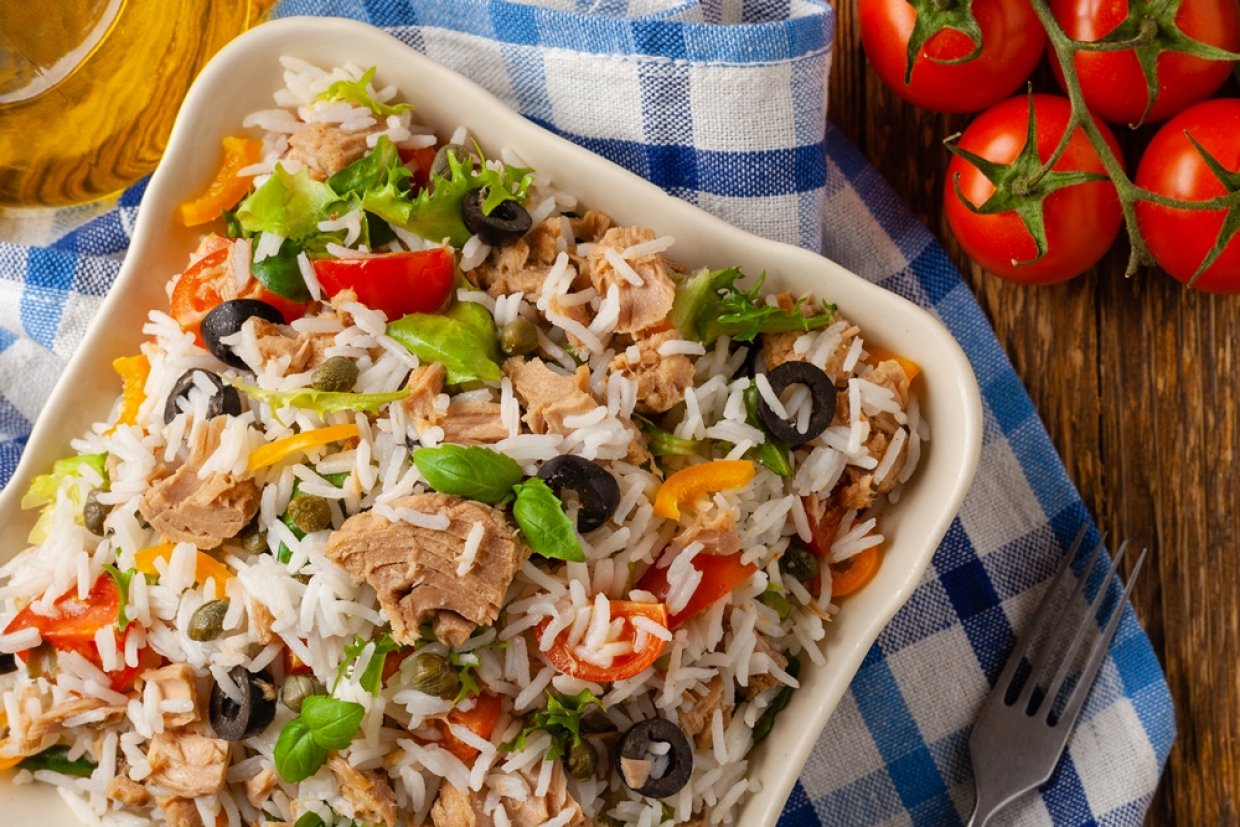 Салат с рисом, тунцом и маслинами Салат с рисом, тунцом и маслинами