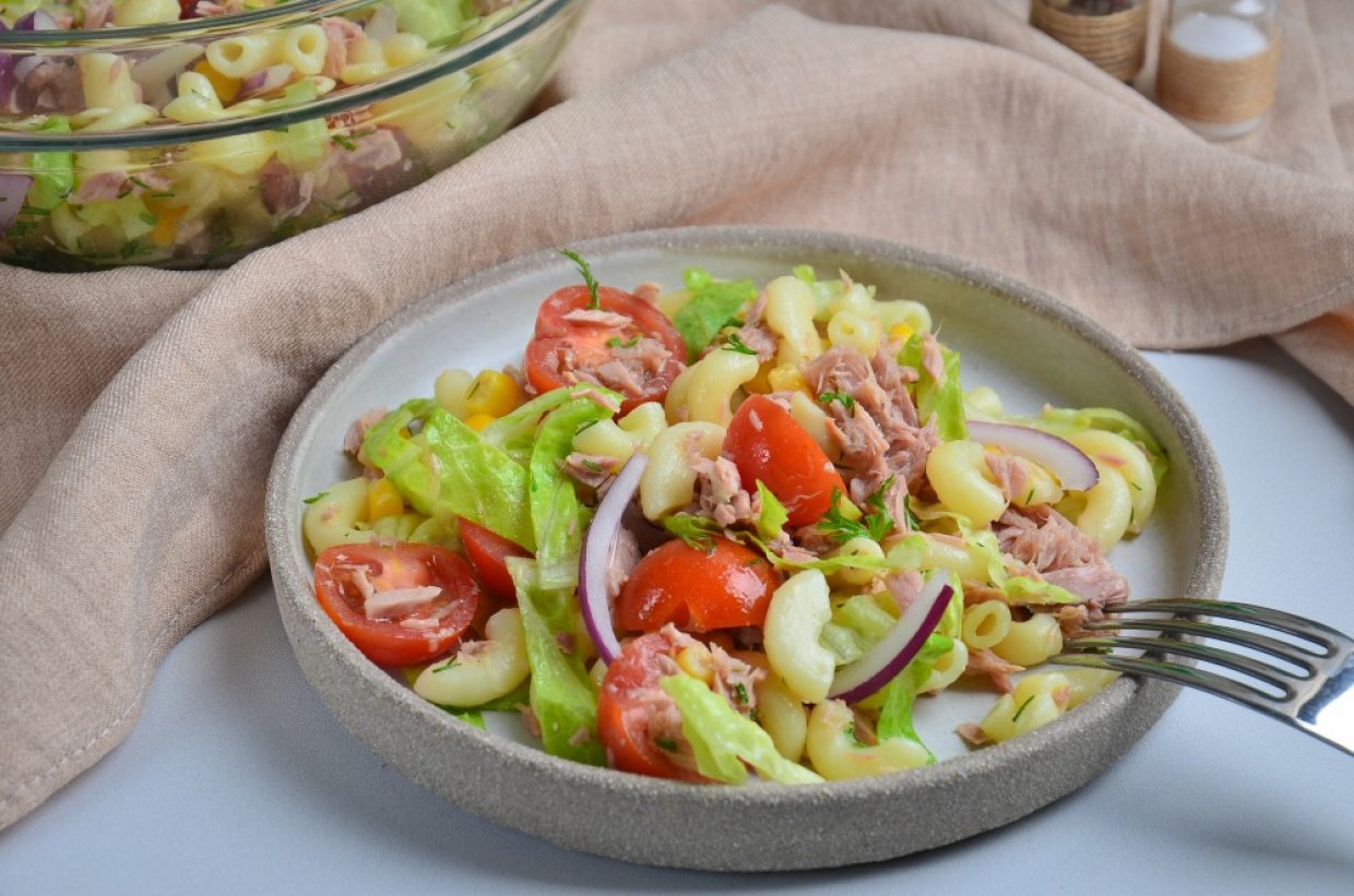 Салат с макаронами, зеленью и тунцом Салат с макаронами, зеленью и тунцом
