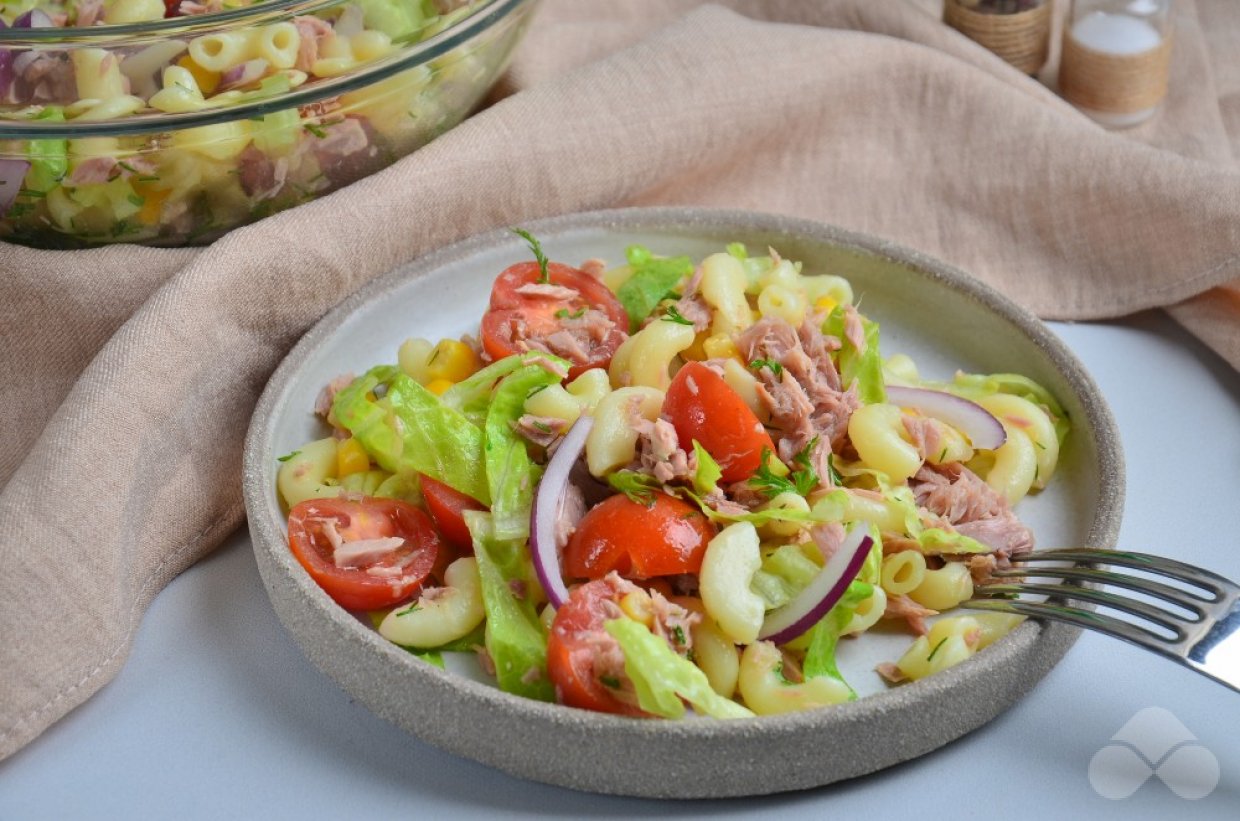 Салат с макаронами, зеленью и тунцом